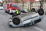 Wypadek na pl. Szyrockiego w Szczecinie. Dachowało renault clio [wideo, zdjęcia]