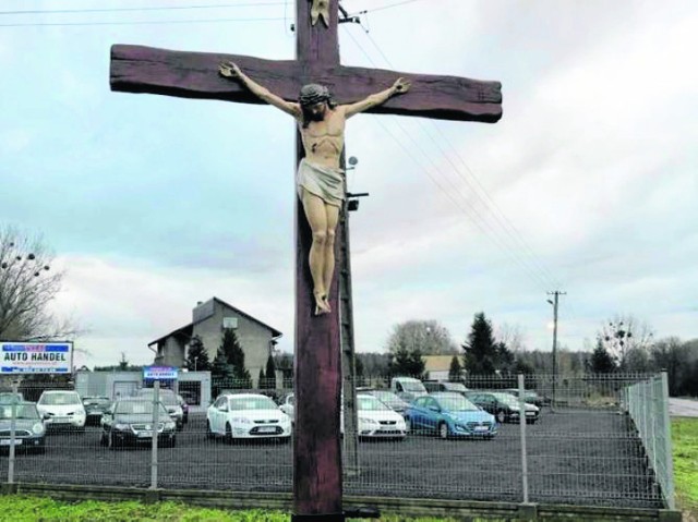 W Kaliskach, przy zakręcie prowadzącym do Łekna stanął pod koniec zeszłego roku nowy krzyż. Stary można kupić