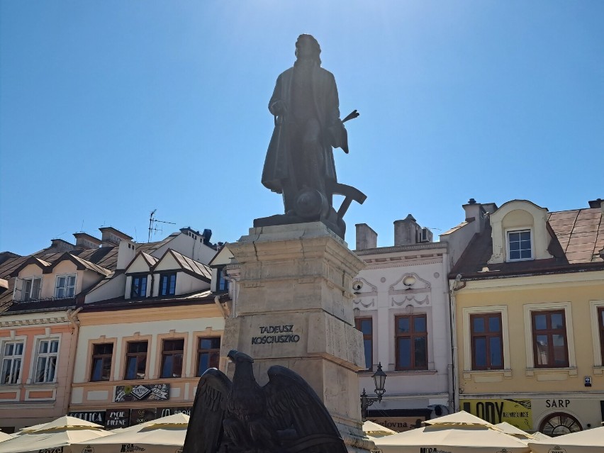 Pomnik Tadeusza Kościuszki. Na rzeszowskim Rynku, w pobliżu...