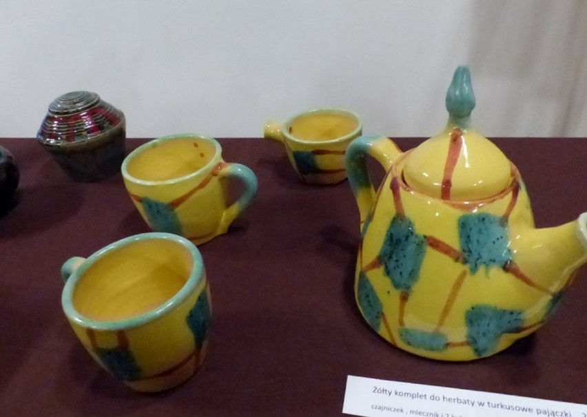 Wystawa w sieradzkim BWA. Prezentowana jest ceramika...