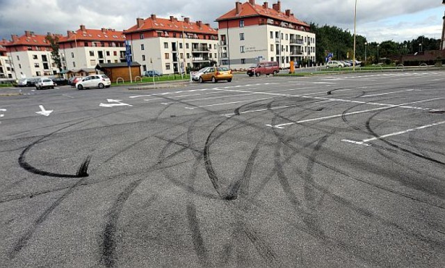 Już nie tylko w nocy, ale nawet za dnia kierowcy ścigają się i ...