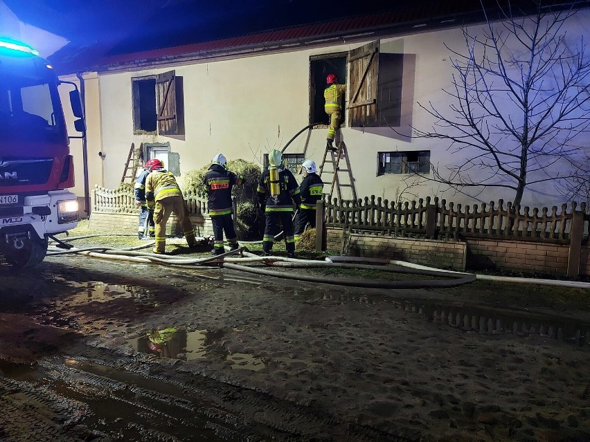 Tragedia w Nowy Rok! Strażak zginął w pożarze budynku gospodarczego w Strzyżewie! [FOTO]