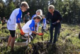 Agata Kornhauser-Duda w nietypowej stylizacji. Pierwsza dama w spodniach rurkach i traperach sadziła drzewa