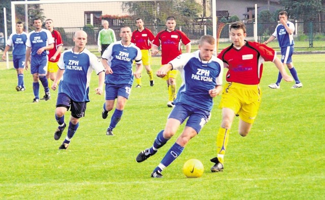 O piłkę z zawodnikami z Mierzyna walczy Tomasz Walioszczyk (czerwona koszulka) ze Świtu Kamieńsk