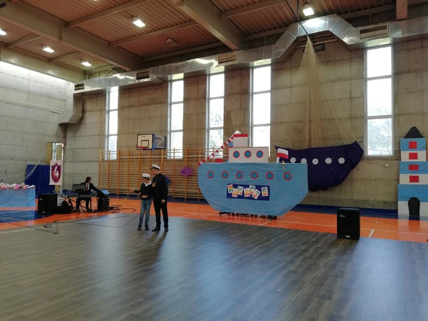 Inauguracja roku szkolnego 2018/2019 w Szkole Podstawowej nr 4 w Lublińcu. Wystąpiły dzieci, burmistrz obiecał plac zabaw [ZDJĘCIA]