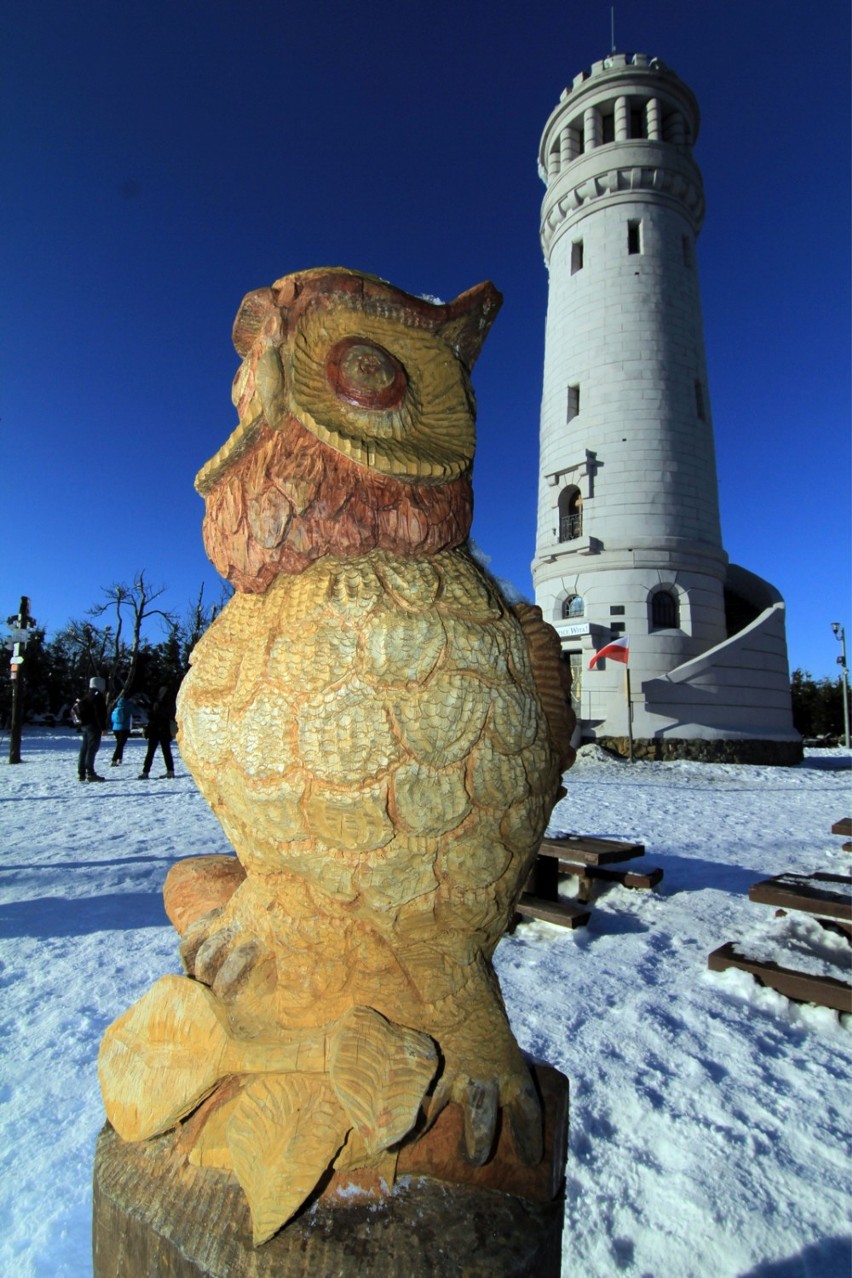 Tak malowniczo wieża prezentuje się w zimowej szacie
