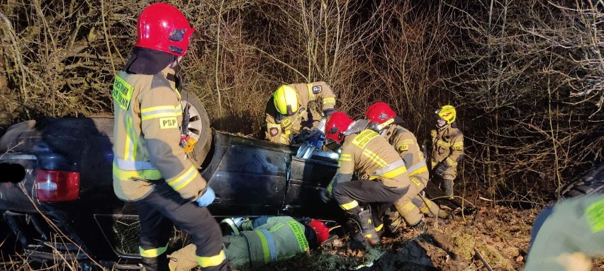 Groźny wypadek w Bagiczu pod Kołobrzegiem. Dachował samochód kierowany przez 22 - latka