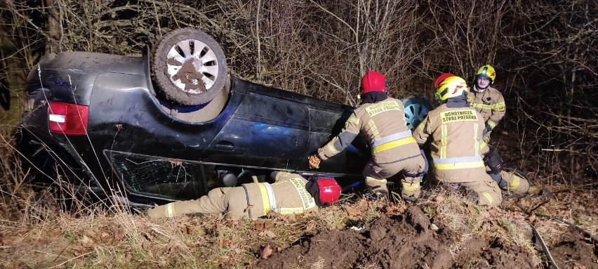 Groźny wypadek w Bagiczu pod Kołobrzegiem. Dachował samochód kierowany przez 22 - latka