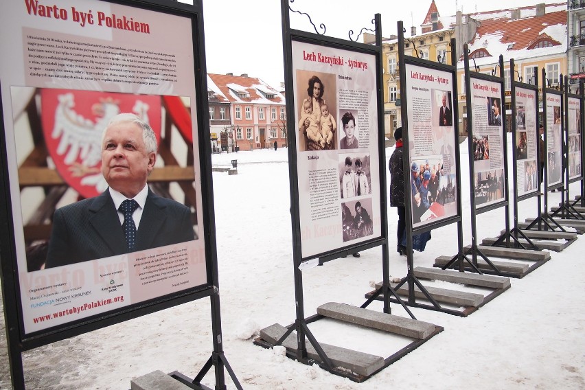 Wystawa upamiętniająca Lecha Kaczyńskiego na Rynku w Gnieźnie