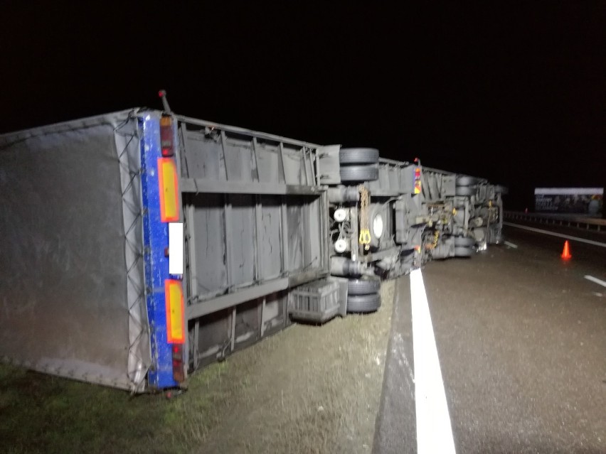 Autostrada A2. Silny wiatr przewrócił ciężarówkę