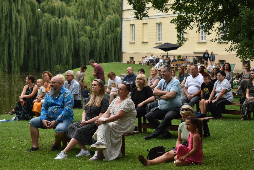 W niedzielne popołudnie w dobrzyckim parku wybrzmiały utwory Arethy Franklin, Małgorzaty Ostrowskiej czy Urszuli Dudziak w aranżacji Big Bandu "Po Godzinach"