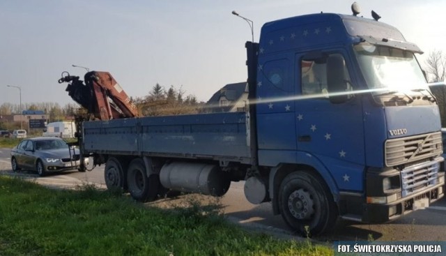 Ciężarowka skontrolowana przez policjantów na ulicy Łódzkiej w Kielcach