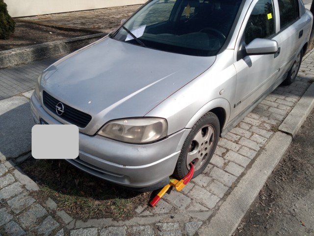 Straż Miejska w Gnieźnie regularnie zakłada blokady na koła źle zaparkowanych pojazdów