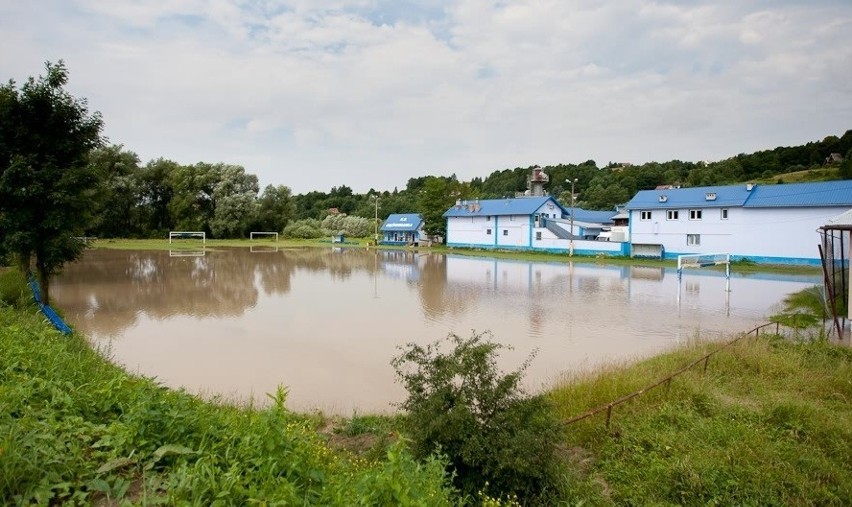 Rzeki pod Tarnowem znowu wylały [ZDJĘCIA]