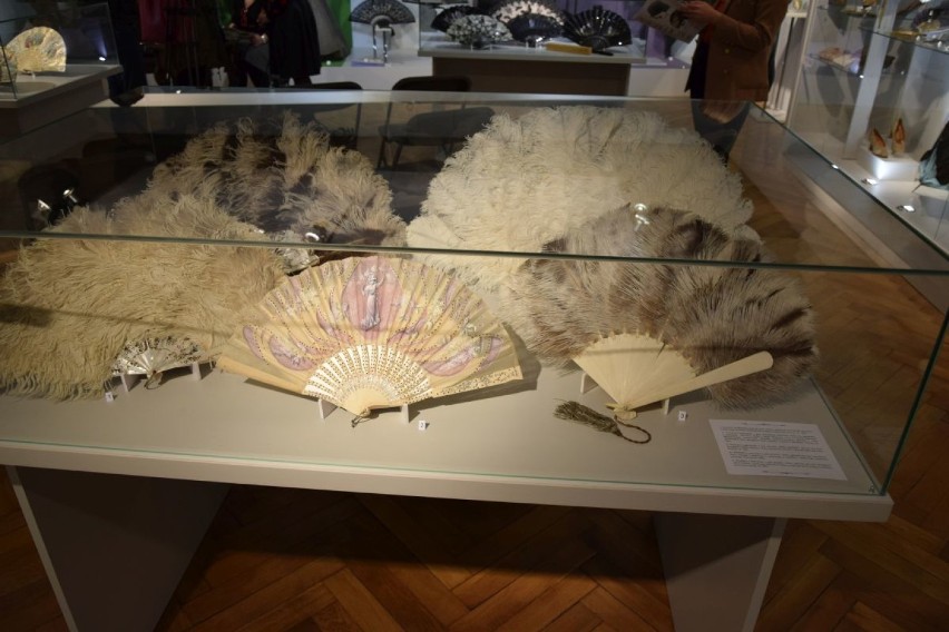 Przepiękne wachlarze, buty i kapelusze z XIX i XX wieku w Muzeum Okręgowym w Rzeszowie. Zapierają dech w piersiach [DUŻO ZDJĘĆ]