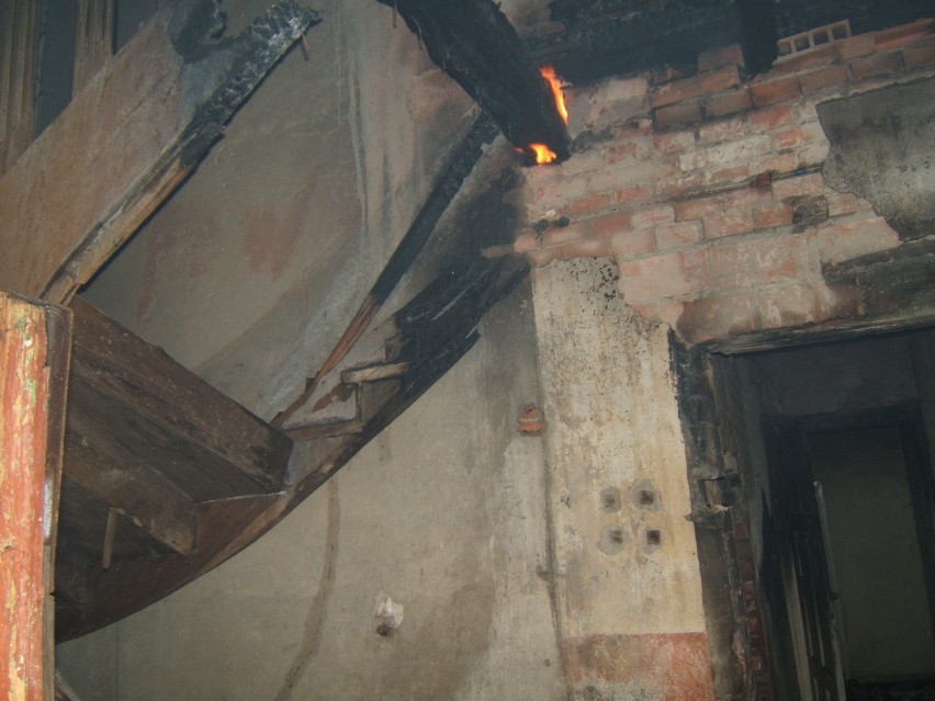 W Pleszewie spalił się budynek zamieszkiwany przez bezdomnych