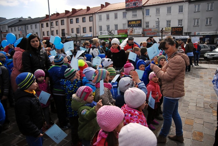 Happening na placu Kościuszki z okazji Światowego Miesiąca Wiedzy na Temat Autyzmu