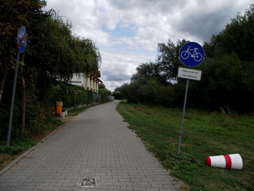 Ulubiona rozrywka wandali!. Ścieżka rowerowa ze Zbąszynia do Nądni [Zdjęcia]