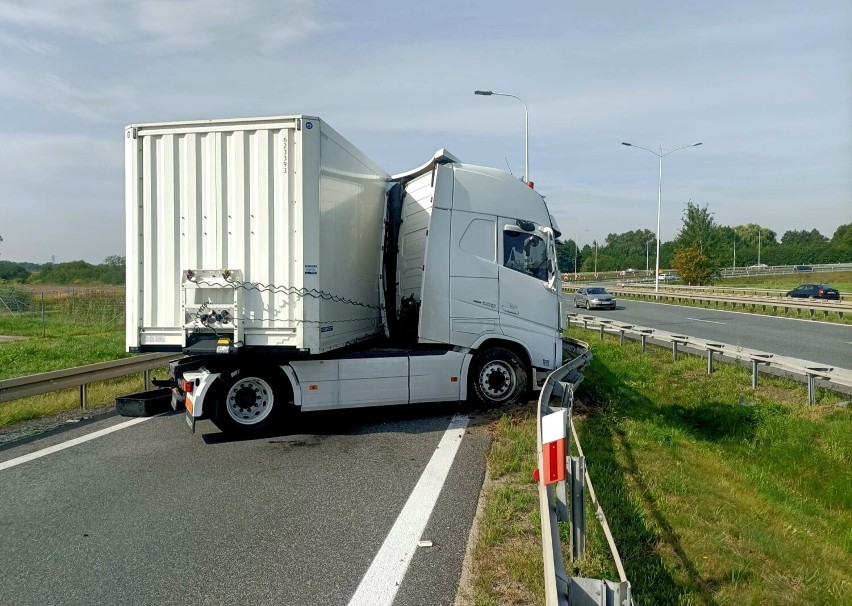 Wypadek tira na zjeździe na łącznik Długołęka