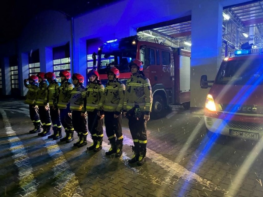 Do akcji policji dołączyli się strażacy, którzy również...