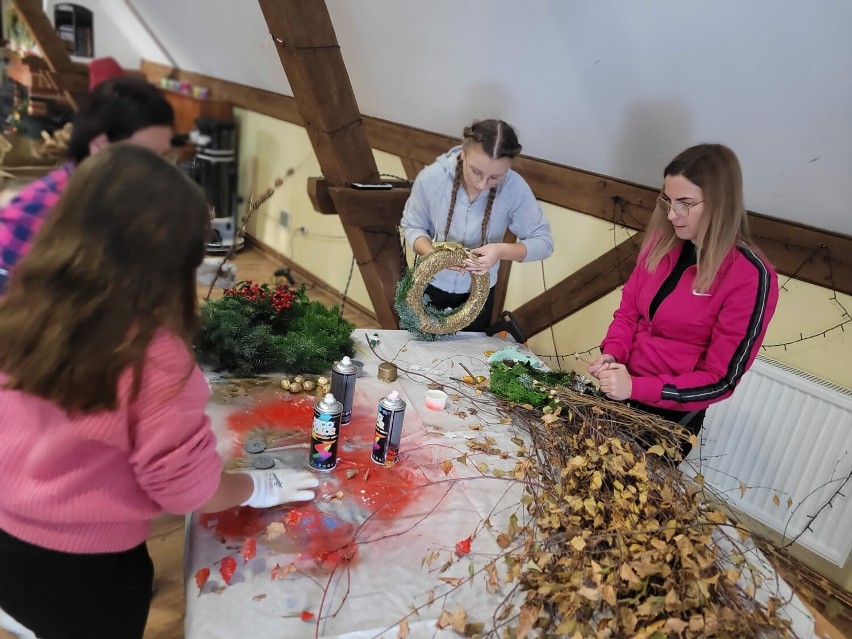 Warsztaty świąteczne w Lichnowach. Koło Gospodyń Wiejskich zaprosiło mieszkańców, by wspólnie przygotować stroiki