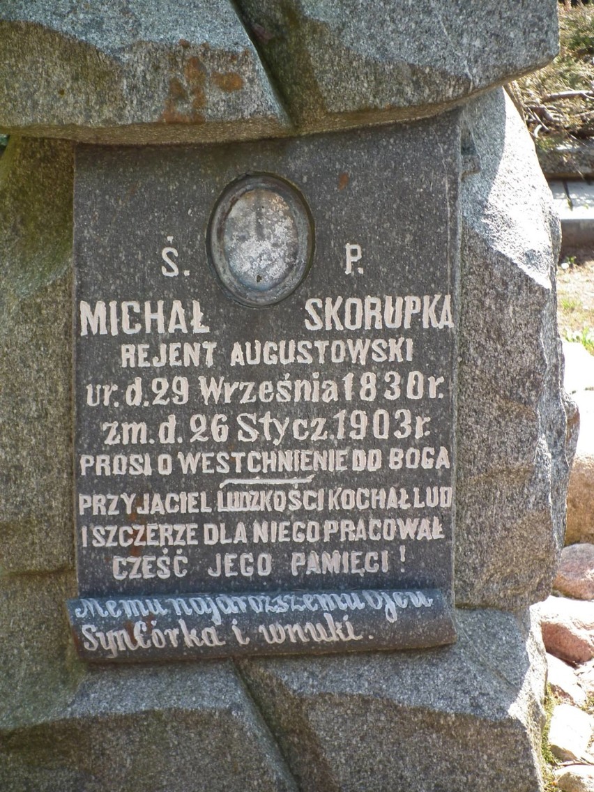 Zabytkowe nagrobki na cmentarzu  parafialnym w Augustowie. Niektóre to prawdziwe dzieła sztuki [Zdjęcia]