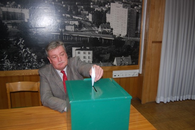 Janusz Wolański podczas głosowania