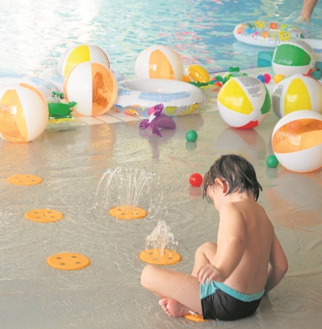 Dzięki wykorzystaniu zabawek i  kolorowych pomocy zajęcia w wodzie są ciekawsze, a dzieci bardziej nimi zainteresowane