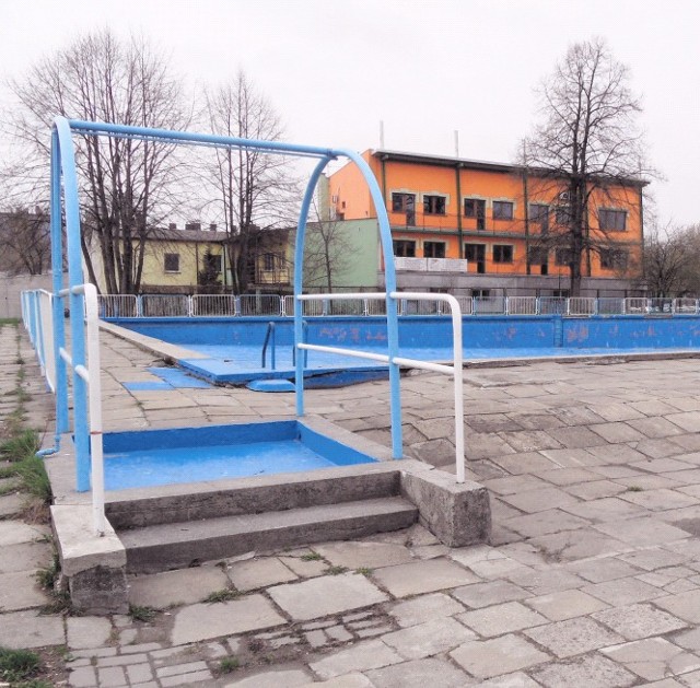 Basen zostanie zasypany, być może powstanie tu parking.