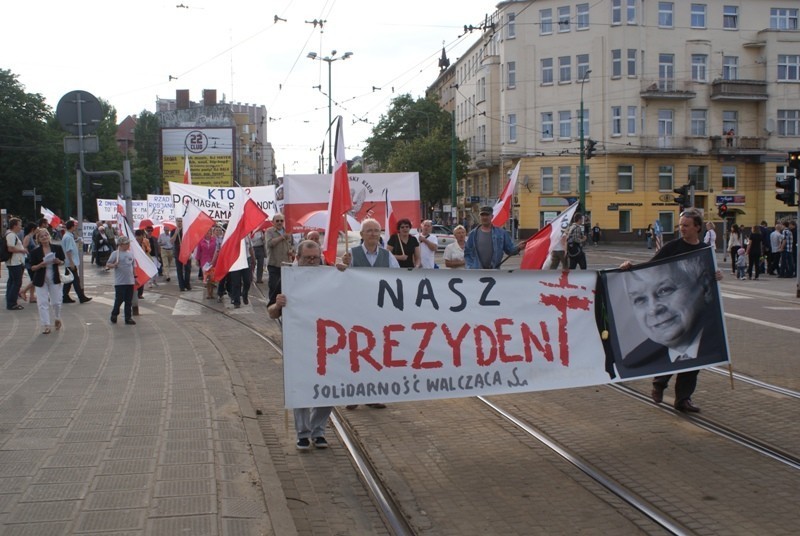Marsz smoleński przeszedł ulicami Poznania [ZDJĘCIA]