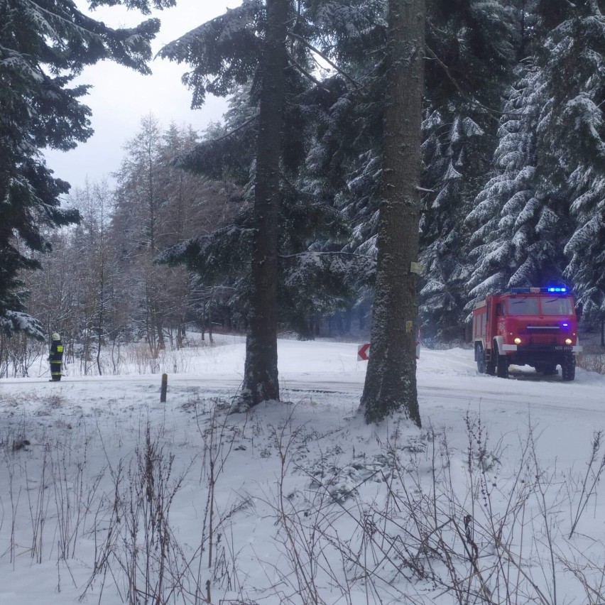 Czołowe zderzenie osobówek na zaśnieżonej drodze pod Krynicą-Zdrojem