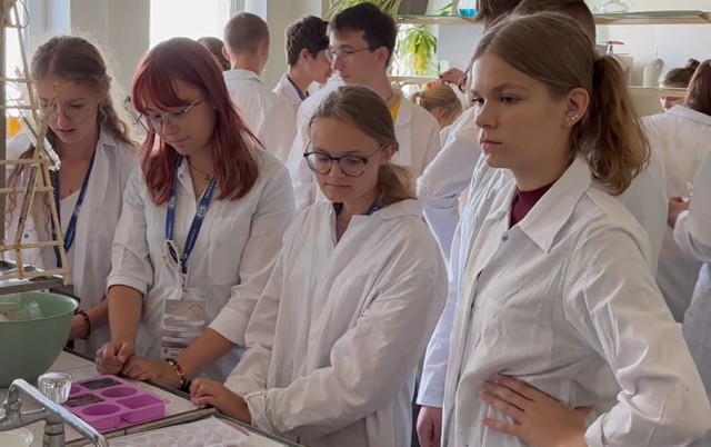 Zajęcia młodych ludzi z całej Polski w laboratorium Wydziału Chemii Uniwersytetu Radomskiego.