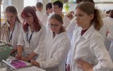 Laboratoria, zwiedzanie zabytków i sport. Młodzież z całej Polski bierze udział w unikatowym programie w Radomiu