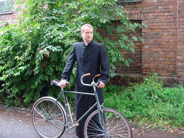 Artur Żmijewski jako Ojciec Mateusz przemierza na rowerze ulice Sandomierza