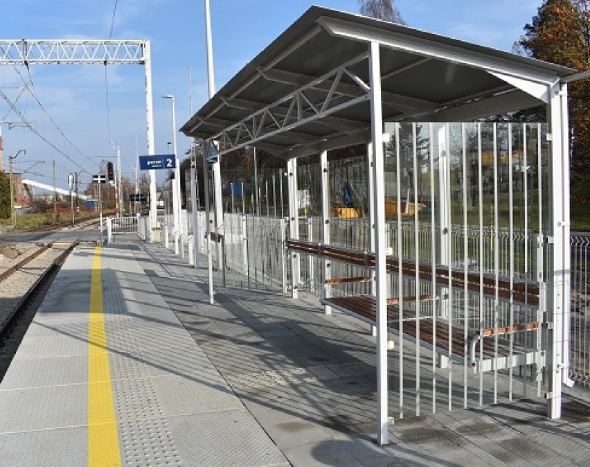 Wiata na nowym peronie na stacji Chełmek Fabryka
