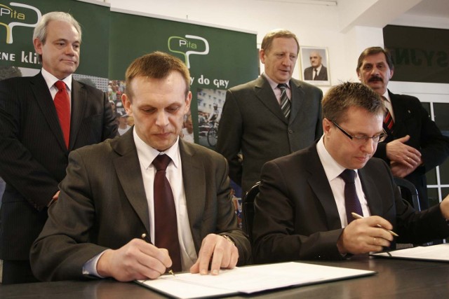 W pilskim ratuszu umowę podpisali: Maciej Nawrocki, dyrektor AMW w Gorzowie i Piotr Głowski, prezydent  Piły