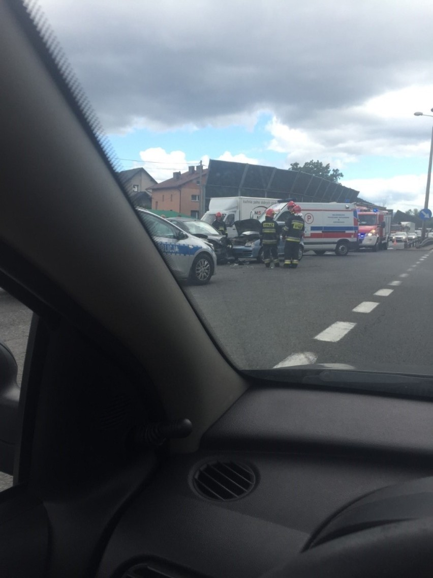 Wypadek na DK1 w Pszczynie. Auta zderzyły się na skrzyżowaniu w pobliżu McDonald's [ZDJĘCIA]