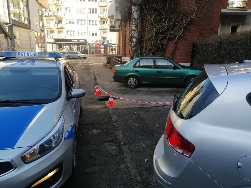  W centrum Kołobrzegu auto w dziurze. Mieszkaniec ul. Wąskiej miał pecha