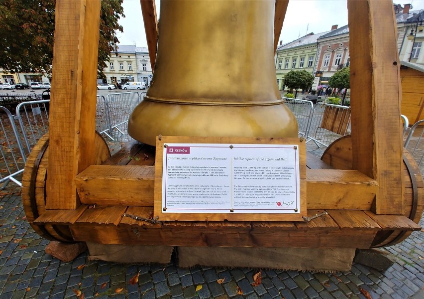 Nowy Sącz. Na rynku pojawiła się replika krakowskiego Dzwonu Zygmunta. Zagości w stolicy regionu na dwa tygodnie [ZDJĘCIA]