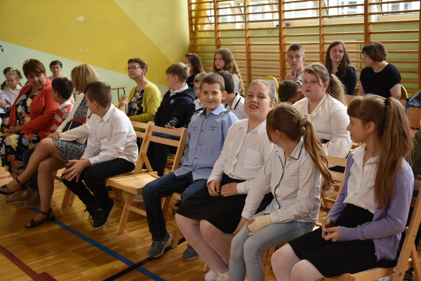 To były  szczególne obchody Dnia Patrona Szkoły Podstawowej w Wierzbicy z udziałem syna Kazimierza Górskiego. Zobacz zdjęcia