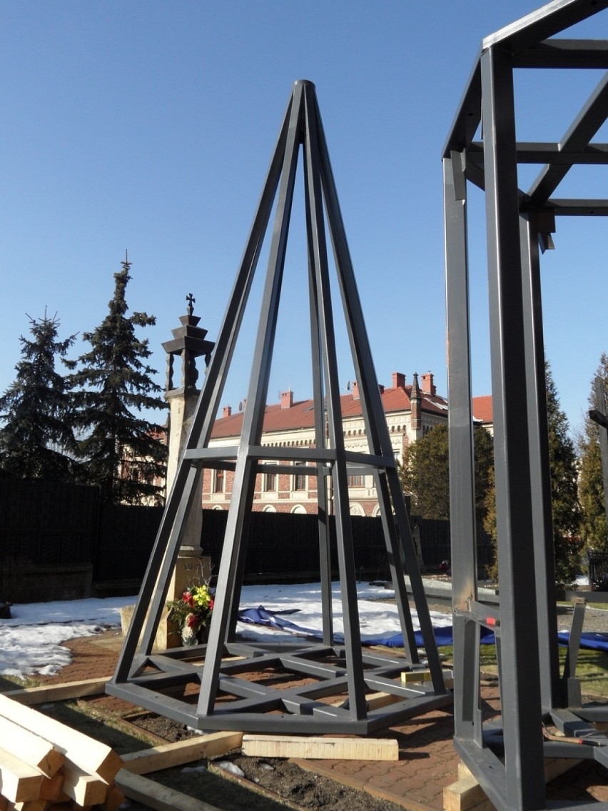 Pożar katedry w Sosnowcu. Nowa wieżyczka czeka na montaż [ZDJĘCIA]