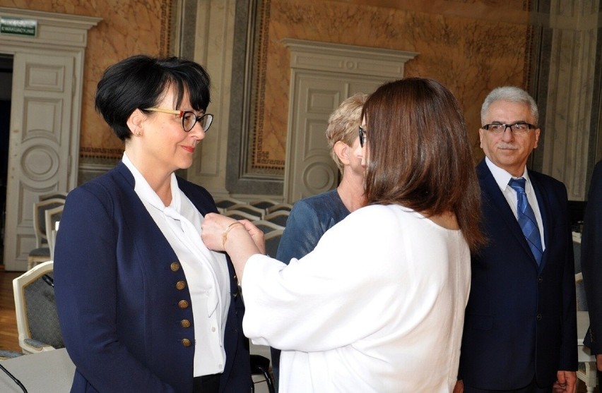 Przemyscy urzędnicy wyróżnieni medalami za długoletnią służbę [ZDJĘCIA]