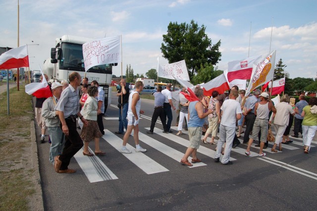 Blokada ulicy Pilskiej przez mieszkańców gminy protestujących przeciwko przyłączeniu Świątek i Trzesieki do Szczecinka