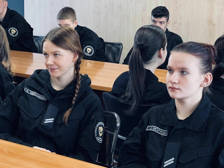 Uczniowie klasy mundurowej z ZSP 1 w Radomsku z wizytą w Komendzie Powiatowej Policji. ZDJĘCIA