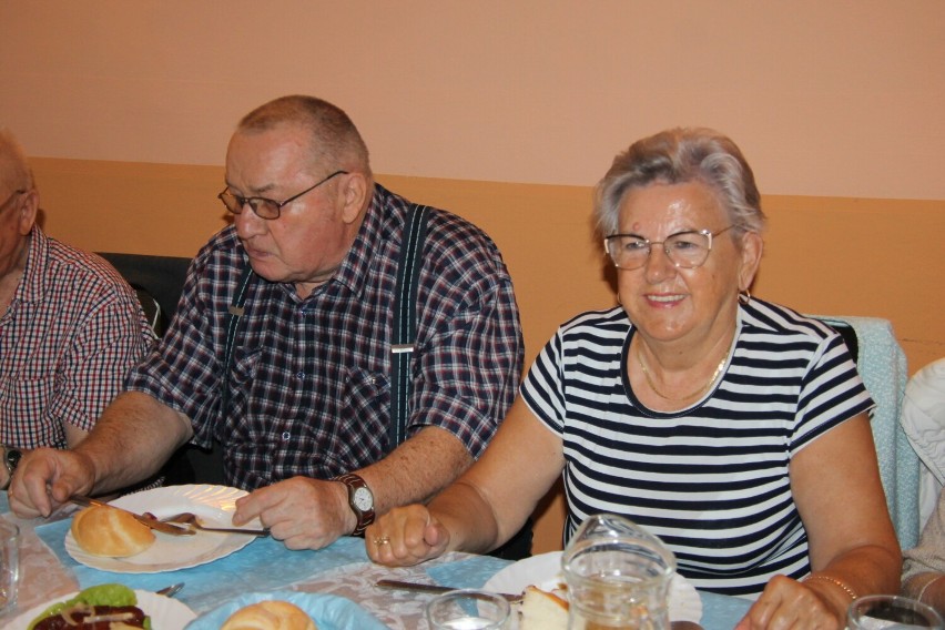 Seniorzy spotkali się w restauracji „Ministerstwo Kotleta”,...