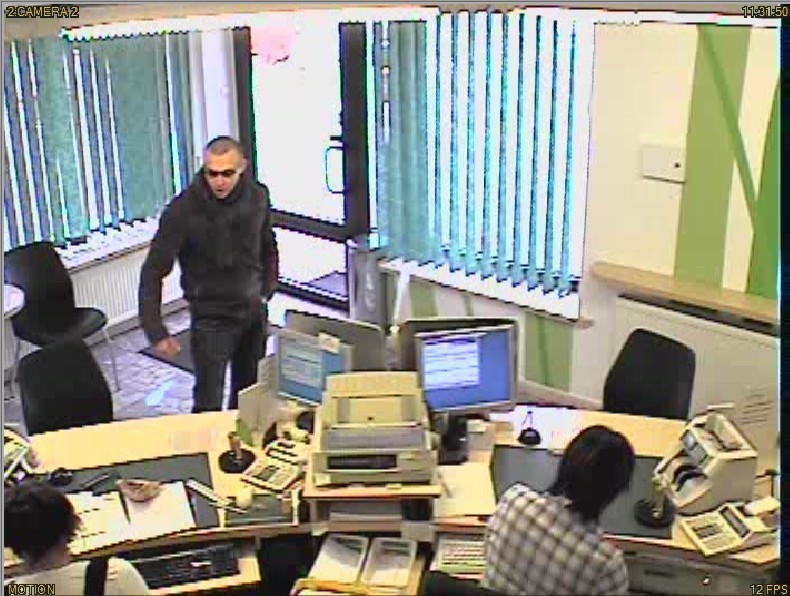 Napad na bank w Toruniu. Widziałeś tego bandytę - zgłoś policji. Czeka nagroda! [ZDJĘCIA]