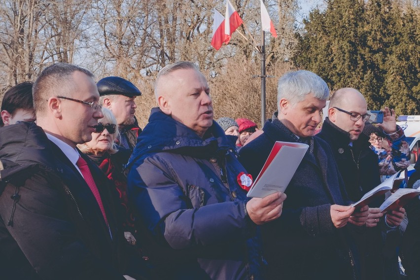 Wspólne śpiewanie żołnierskich piosenek na placu przed...