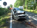 Wypadek w Jaczowicach. W poniedziałek rano na dk 46 zderzył się samochód osobowy z traktorem. Dwie osoby są ranne