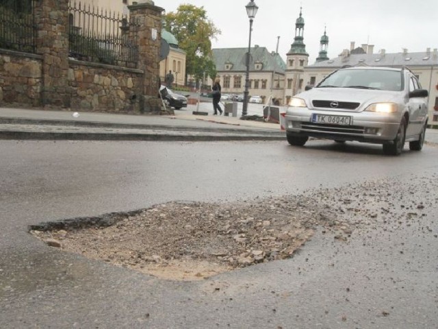 Z ulicy Czerwonego Krzyża w Kielcach na właśnie zrobionej nawierzchni straszą trzy dziury. Jak się okazuje zostawione są celowo.