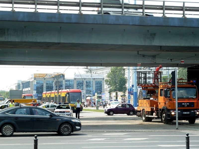 Zerwanie sieci trakcyjne przy Dworcu Centralnym. Sparaliżowany ruch tramwajów w Centrum [ZDJĘCIA]